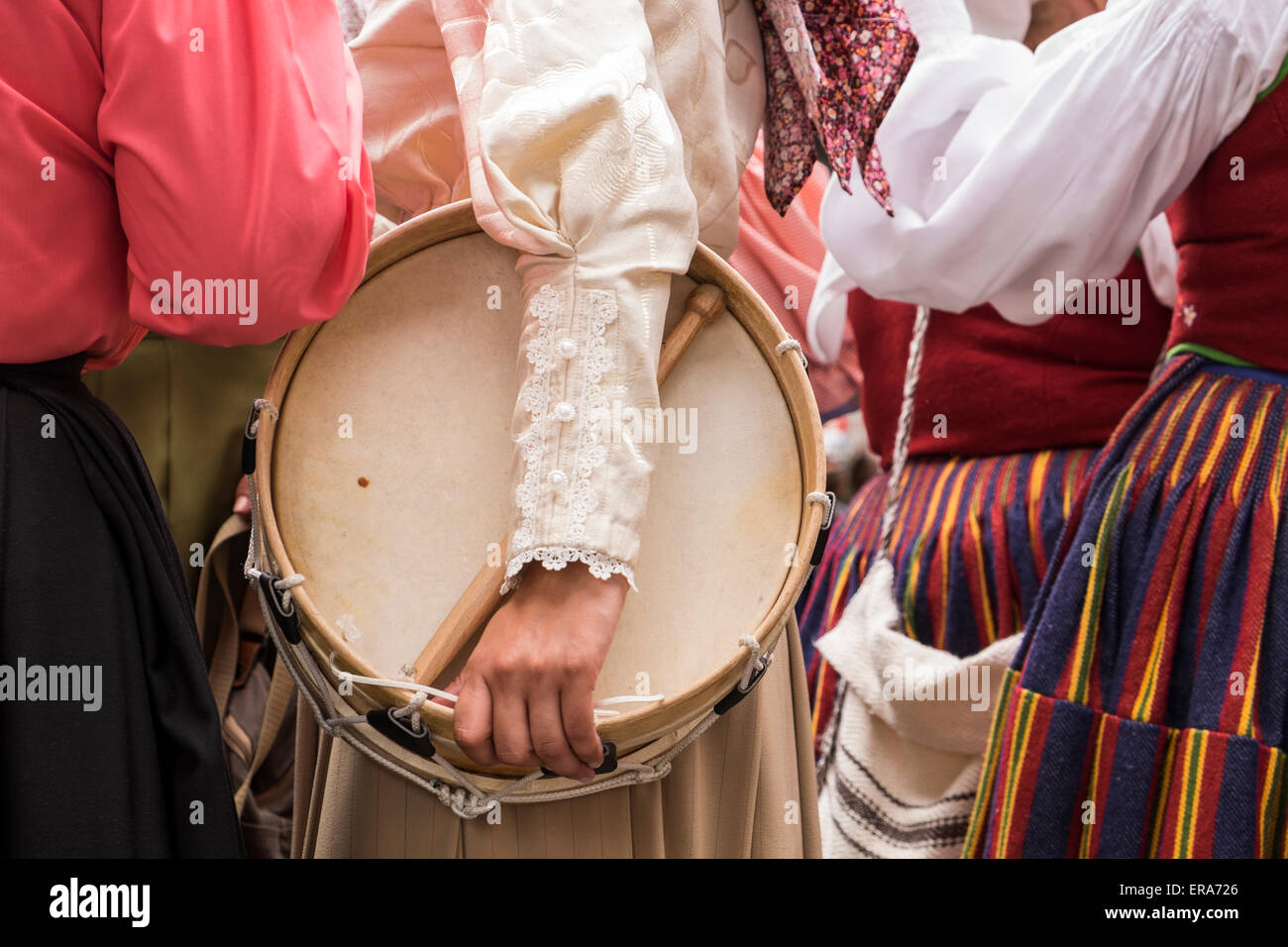 Frau mit Trommel im traditionellen kanarischen Kleid bei Feierlichkeiten zur Kanarischen nationaler Tag, Alcala, Teneriffa, Kanarische Inseln, Spanien Stockfoto