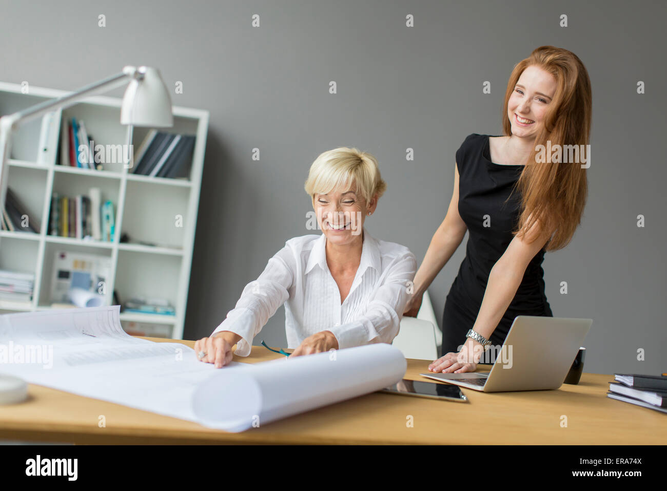 Frauen arbeiten im Büro Stockfoto
