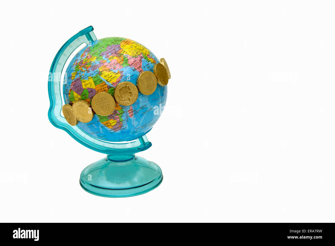 Pfund-Münzen um den Äquator des Geld Spielzeugkiste Globus angeordnet. Stockfoto