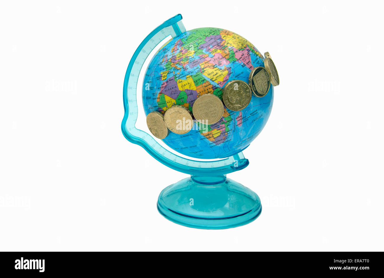 Pfund-Münzen um den Äquator des Geld Spielzeugkiste Globus angeordnet. Stockfoto