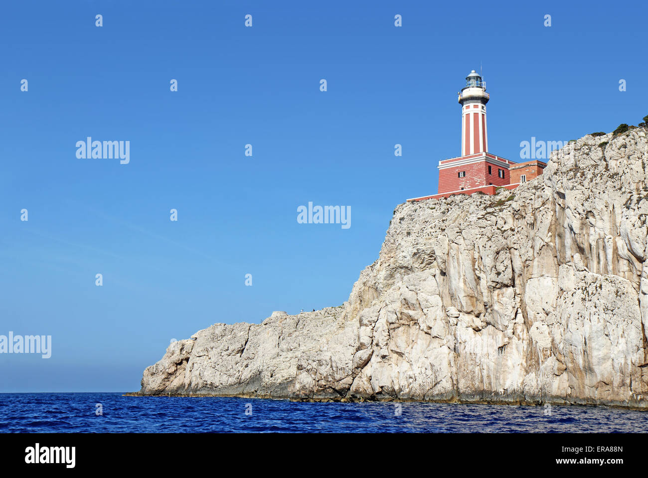 Punta Carena Ligthhouse an der Südwestküste der Insel Capri, Italien, vom Wasser aus gesehen Stockfoto