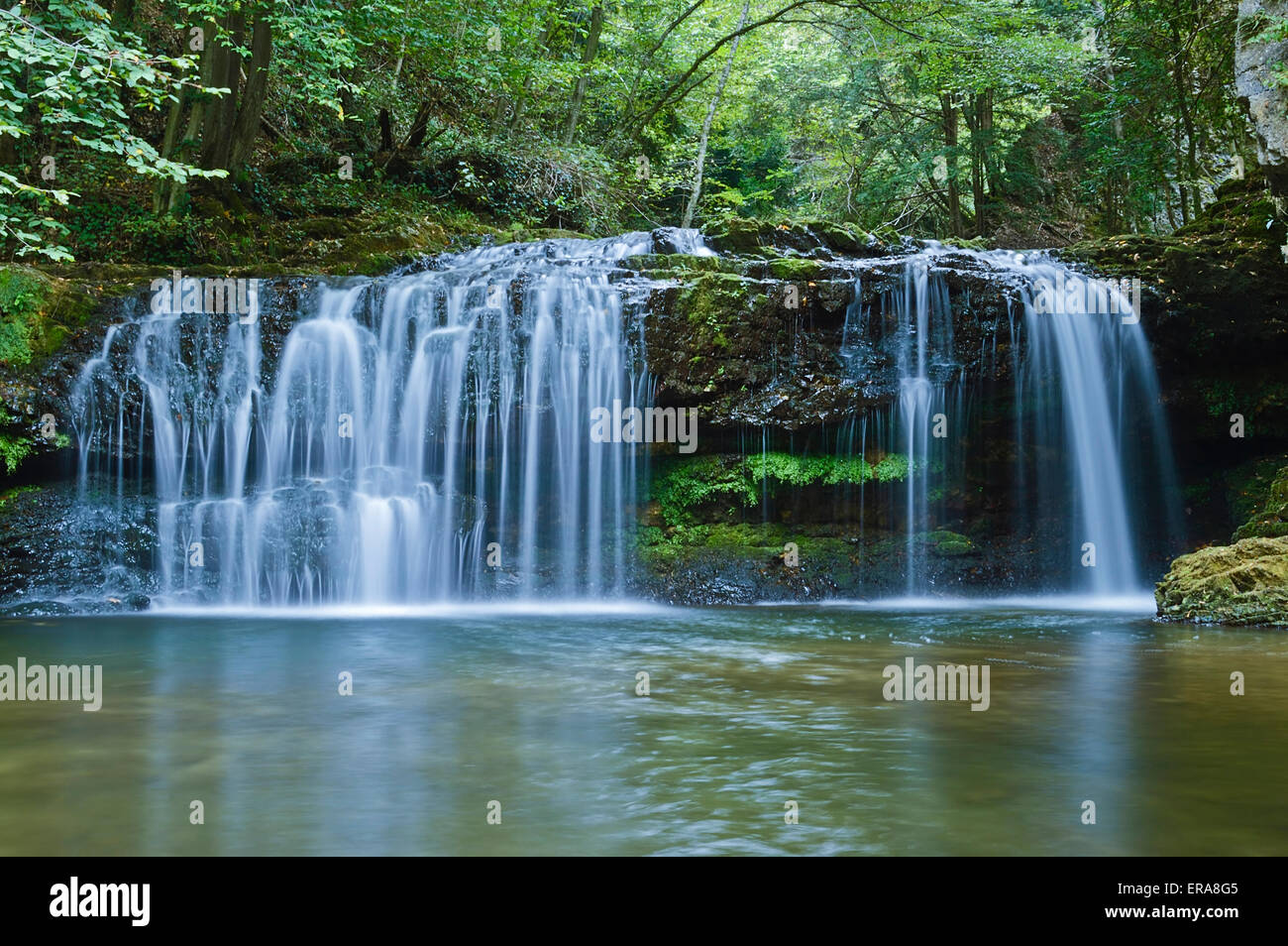 ein Wasserfall im Wald, Langzeitbelichtung Stockfoto