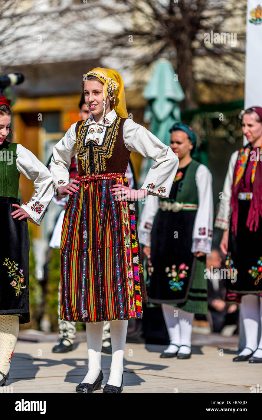 Weibliche bulgarischen Folklore Tänzer auf der Bühne während der traditionellen Folklore Festival" 1000 Trachten' Stockfoto