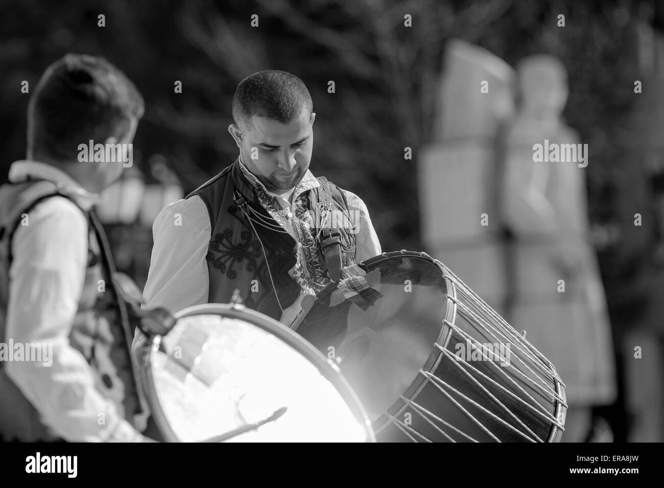 Männliche bulgarischen Folklore Musikern ein Schlagzeug zeigen während der traditionellen Folklore Festival "1000 Trachten Stockfoto