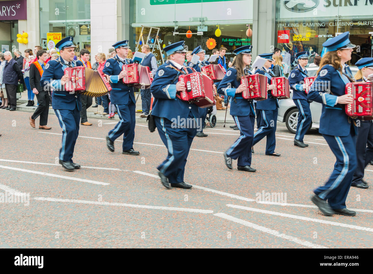 Bangor, County Down, Nordirland, Vereinigtes Königreich 30. Mai 2015 * Junior Orange Marching Bands und spielen Musik Querflöte, Drum & Akkordeon Bands traditionelle marschieren Credit: Jeffrey Silber/Alamy Live News Stockfoto