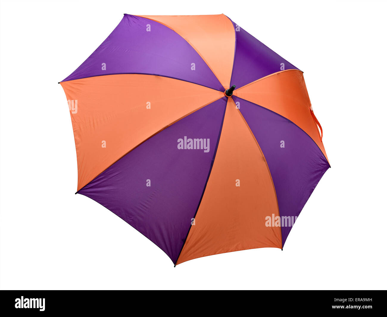 Klassische Orange und lila Regenschirm auf weiß. Clipping-Pfad enthalten. Stockfoto