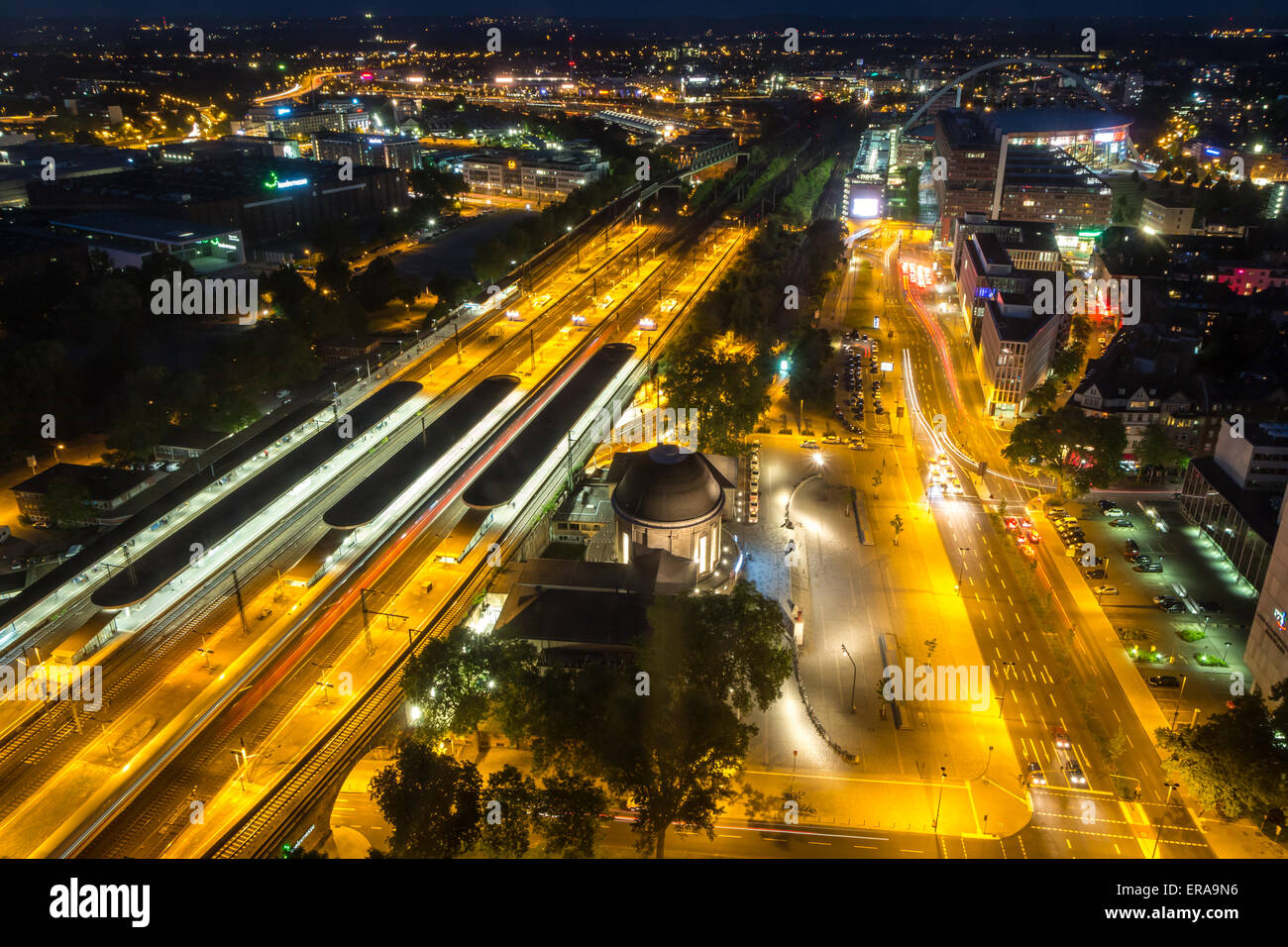 DEUTZ Bahnhof von oben bei Nacht Stockfoto