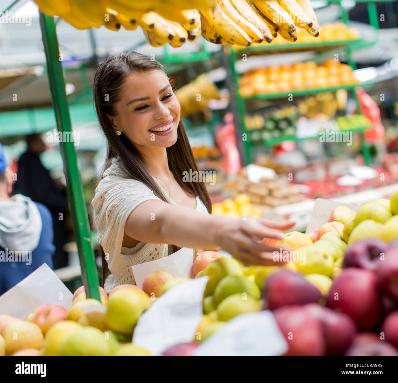 Junge Frau auf dem Markt Stockfoto