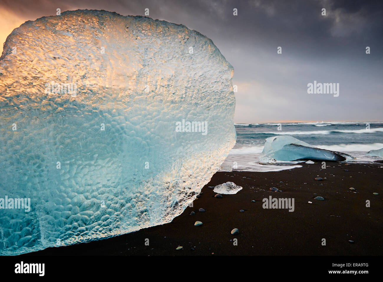 Eisberge an der schwarze Vulkanstrand nahe Gletscherlagune Jökulsárlón, South East Island gespült. Stockfoto