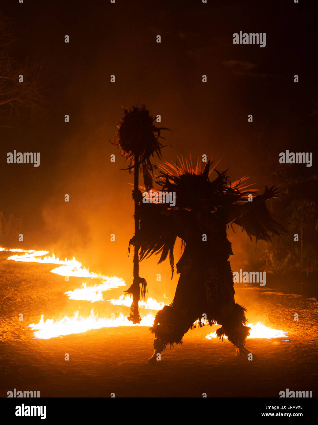 Maya-Mann tanzt in den Flammen während der Feuer des Lebens Zeremonie, Yucatan, Mexiko Stockfoto