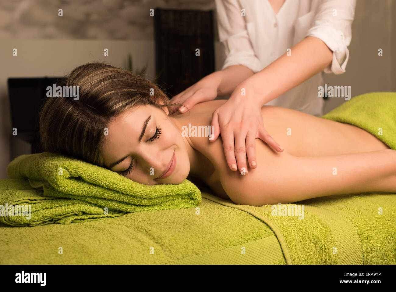 Frau, die eine Rückenmassage im Spa-Beauty-center Stockfoto