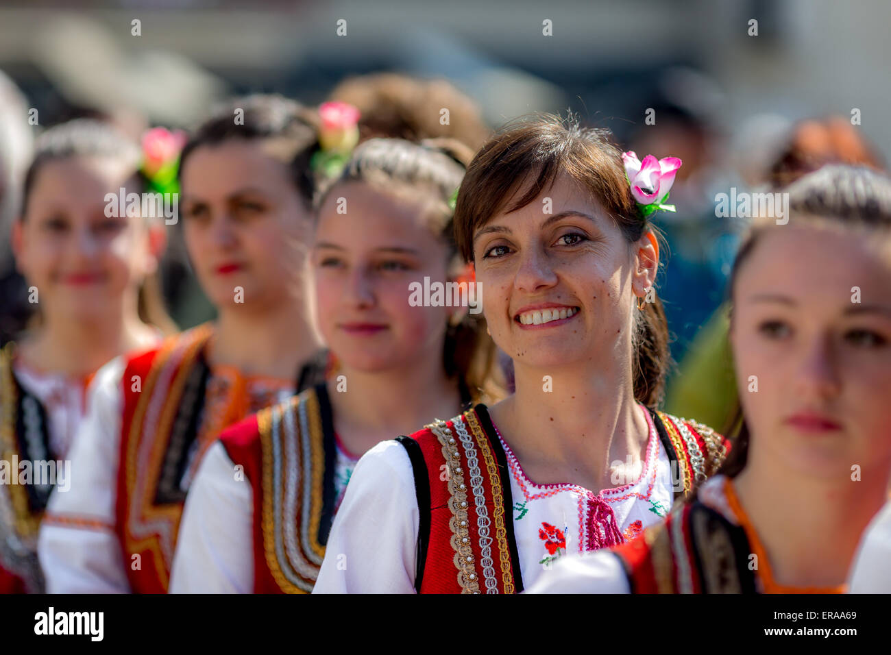 Weibliche bulgarischen Folklore Tänzer während der traditionellen Folklore Festival" 1000 Trachten' Stockfoto