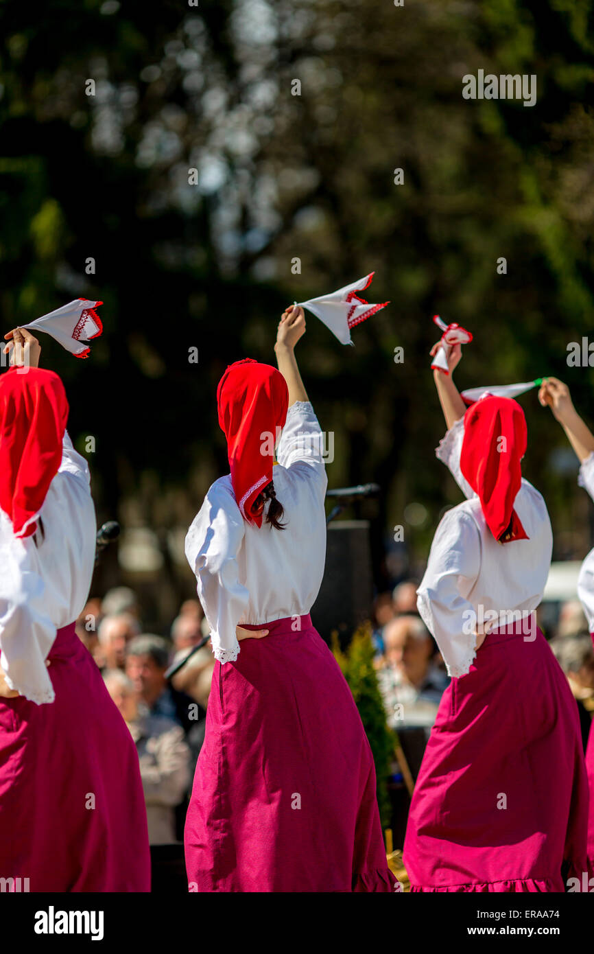 Weibliche bulgarischen Folklore Tänzer während der traditionellen Folklore Festival" 1000 Trachten' Stockfoto