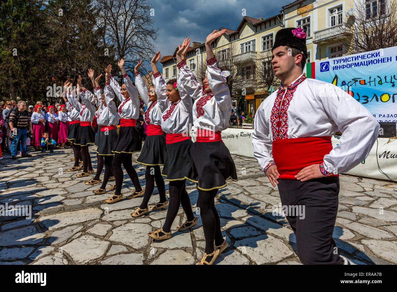 Razlog, Bulgarien - 13. April 2015: Bulgarische Folklore Tänzer während der traditionellen Folklore Festival" 1000 Nationale cos Stockfoto