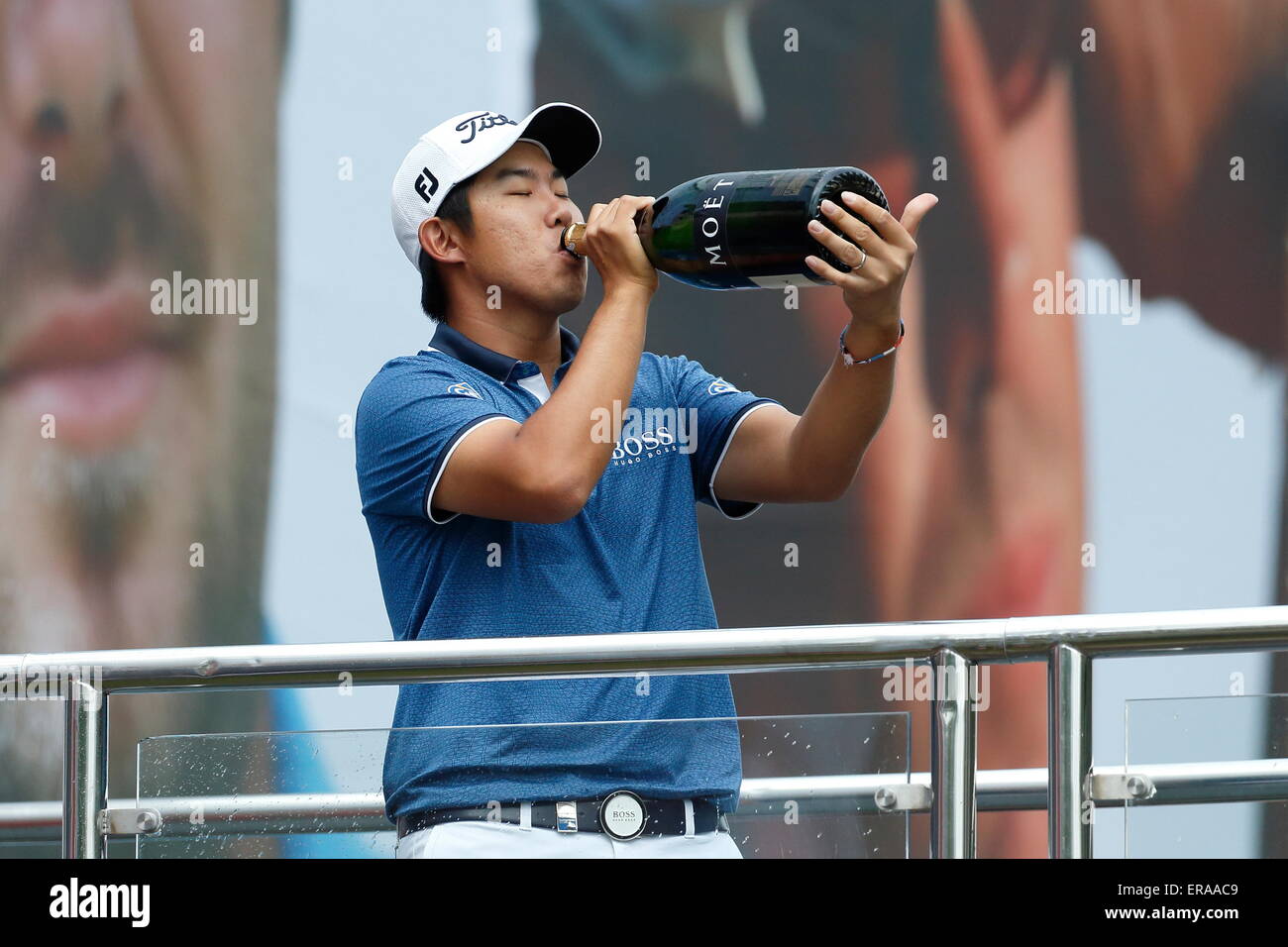 Byeong Hun ein (Südkorea) feiert mit der Trophäe nach dem Gewinn der BMW PGA Championship European tour im Wentworth Golf Club nach Abschluss einen Rekord brechen-21 unter Par für die Veranstaltung. Am 24 Mai 2015---Bild von © Paul Cunningham Stockfoto