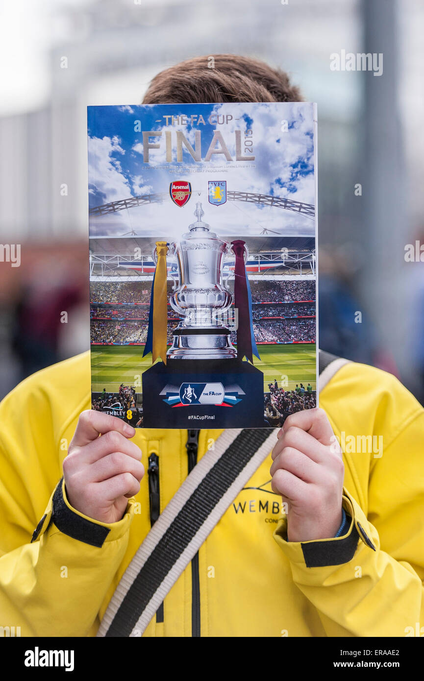 London, UK. 30. Mai 2015. Ein Mann hält ein Spielprogramm, wie Fans im Wembley-Stadion für 2015 FA-Cup-Finale zwischen Arsenal und Aston Villa sammeln. Bildnachweis: Stephen Chung / Alamy Live News Stockfoto