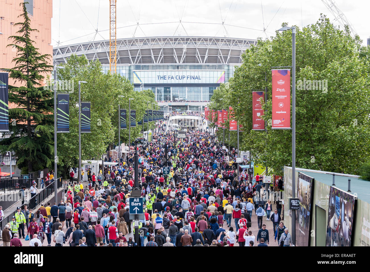 London, UK. 30. Mai 2015. Überfüllten Wembley gewissermaßen als Fans sammeln im Wembley-Stadion für 2015 FA-Cup-Finale zwischen Arsenal und Aston Villa. Bildnachweis: Stephen Chung / Alamy Live News Stockfoto