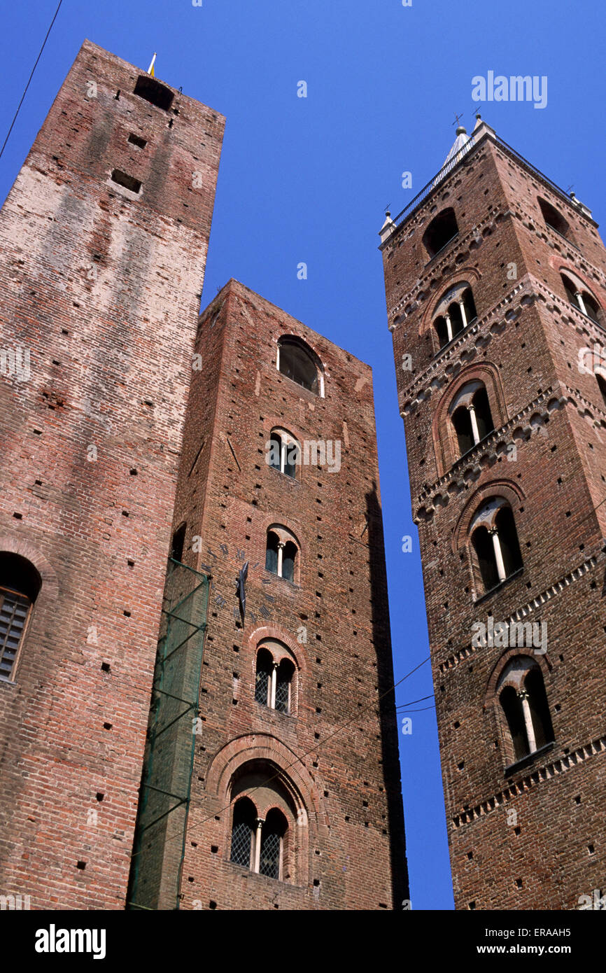 Italien, Ligurien, Riviera di Ponente, Albenga, die drei mittelalterlichen Türme des Rathauses, Stadtmuseum und Kathedrale Stockfoto