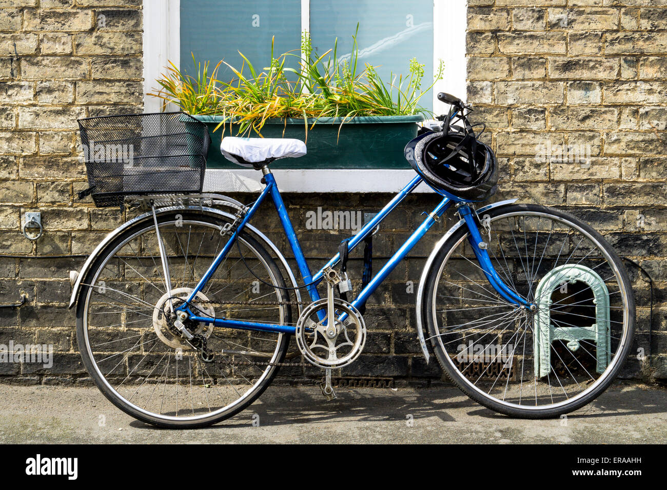 Altes Fahrrad geparkt vor ein rustikales Landhaus-Nahaufnahme Stockfoto