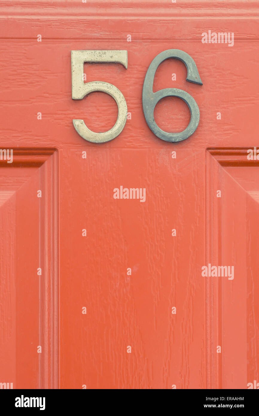 Türnummer 56 sechsundfünfzig vertikales Bild Nahaufnahme Stockfoto