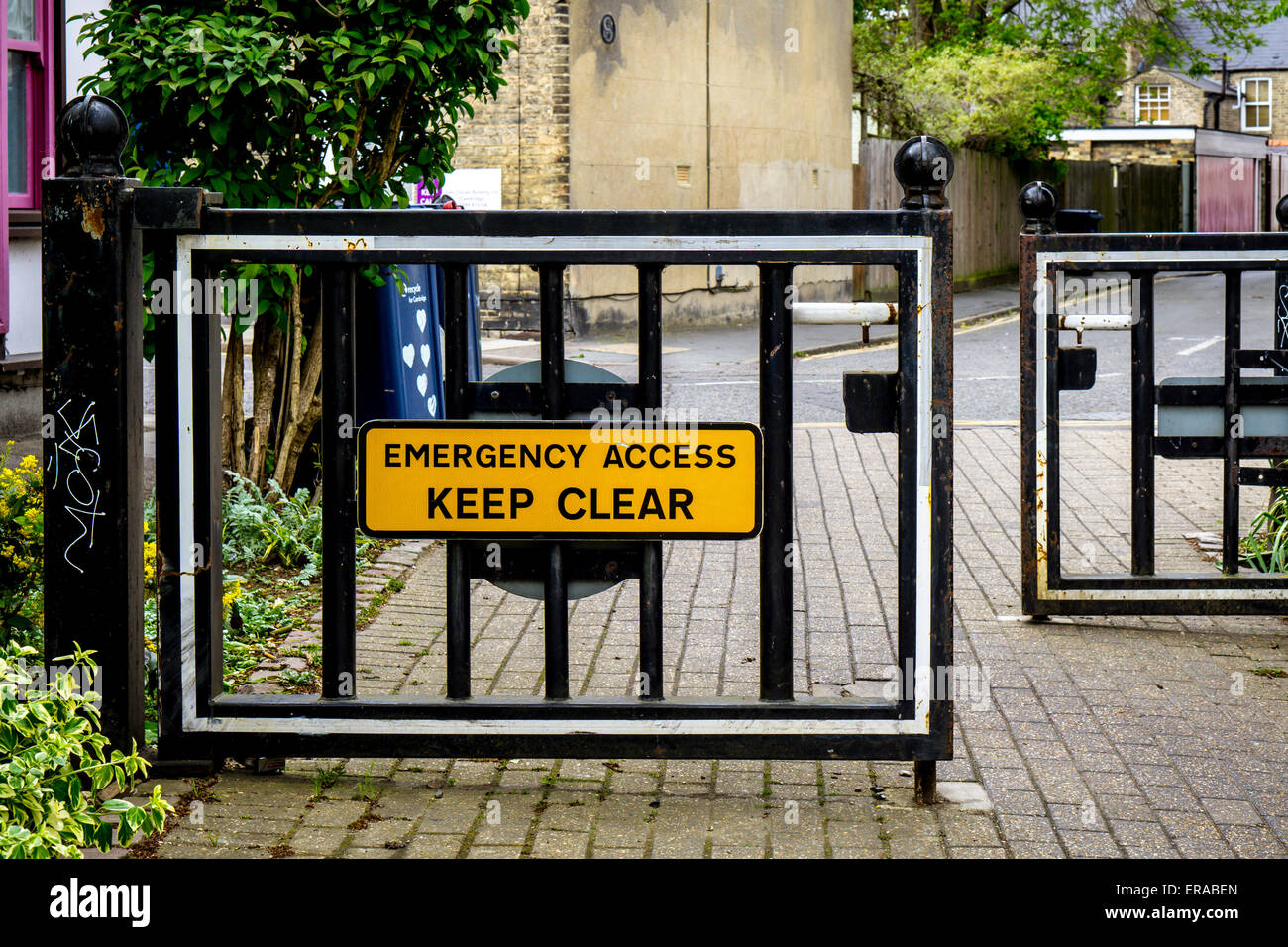 "Notfall Zugang zu halten Clear" Zeichen gated Straße hautnah Stockfoto