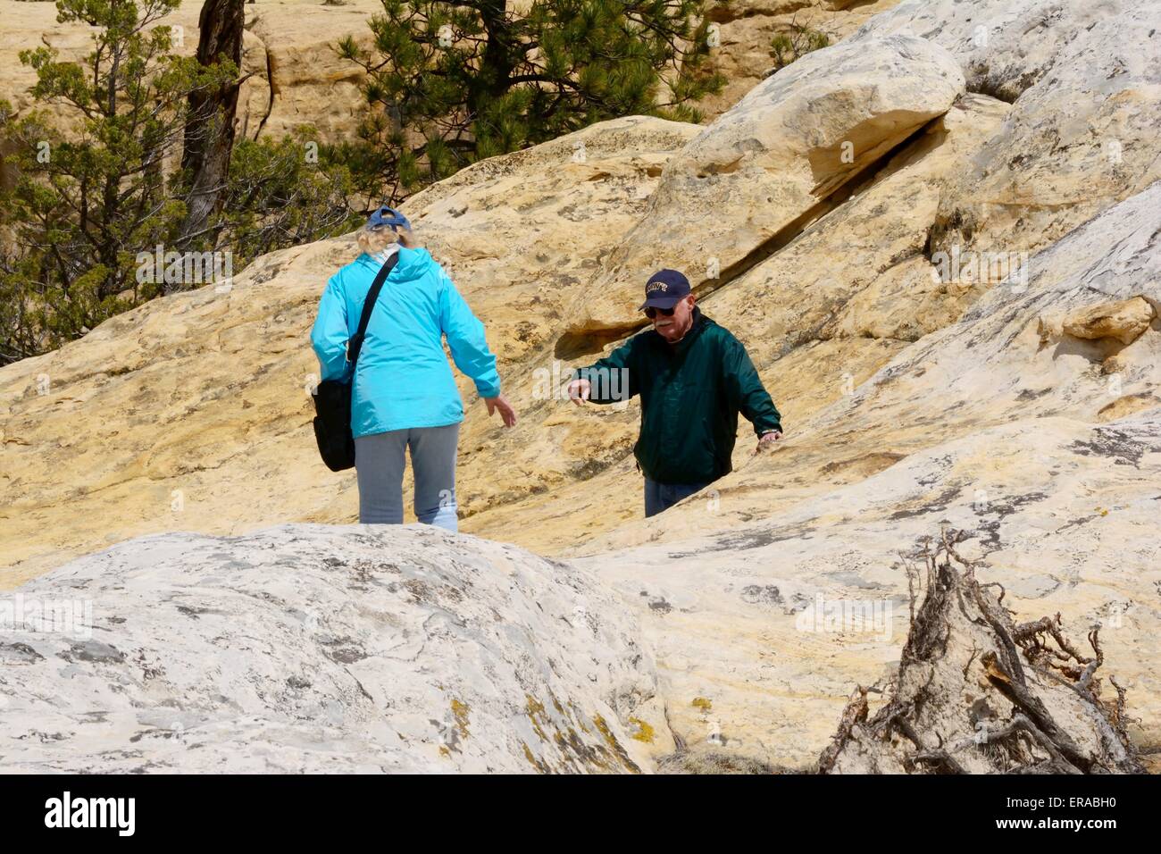 Seniorinnen und Senioren absteigend Sandstein Bereich an El Morro National Monument New Mexico - USA Stockfoto