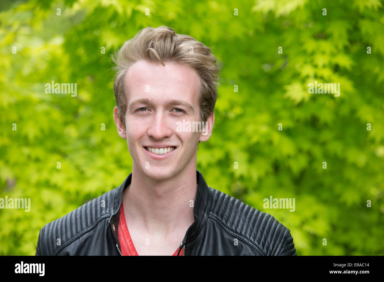 Porträt eines jungen blonden Mannes in einer schwarzen Lederjacke Stockfoto