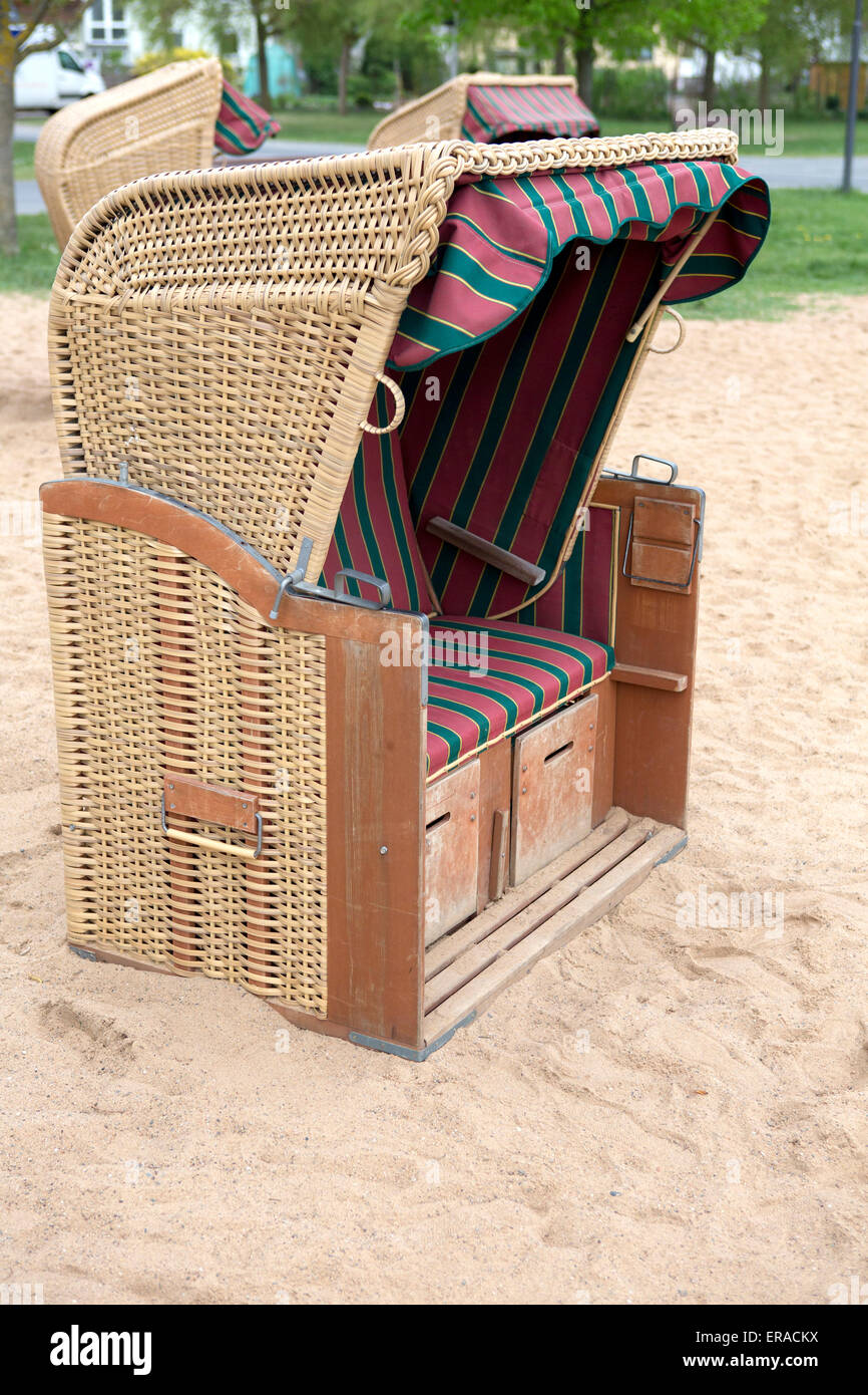mit Kapuze deutschen Strand Stuhl stehen im sand Stockfoto