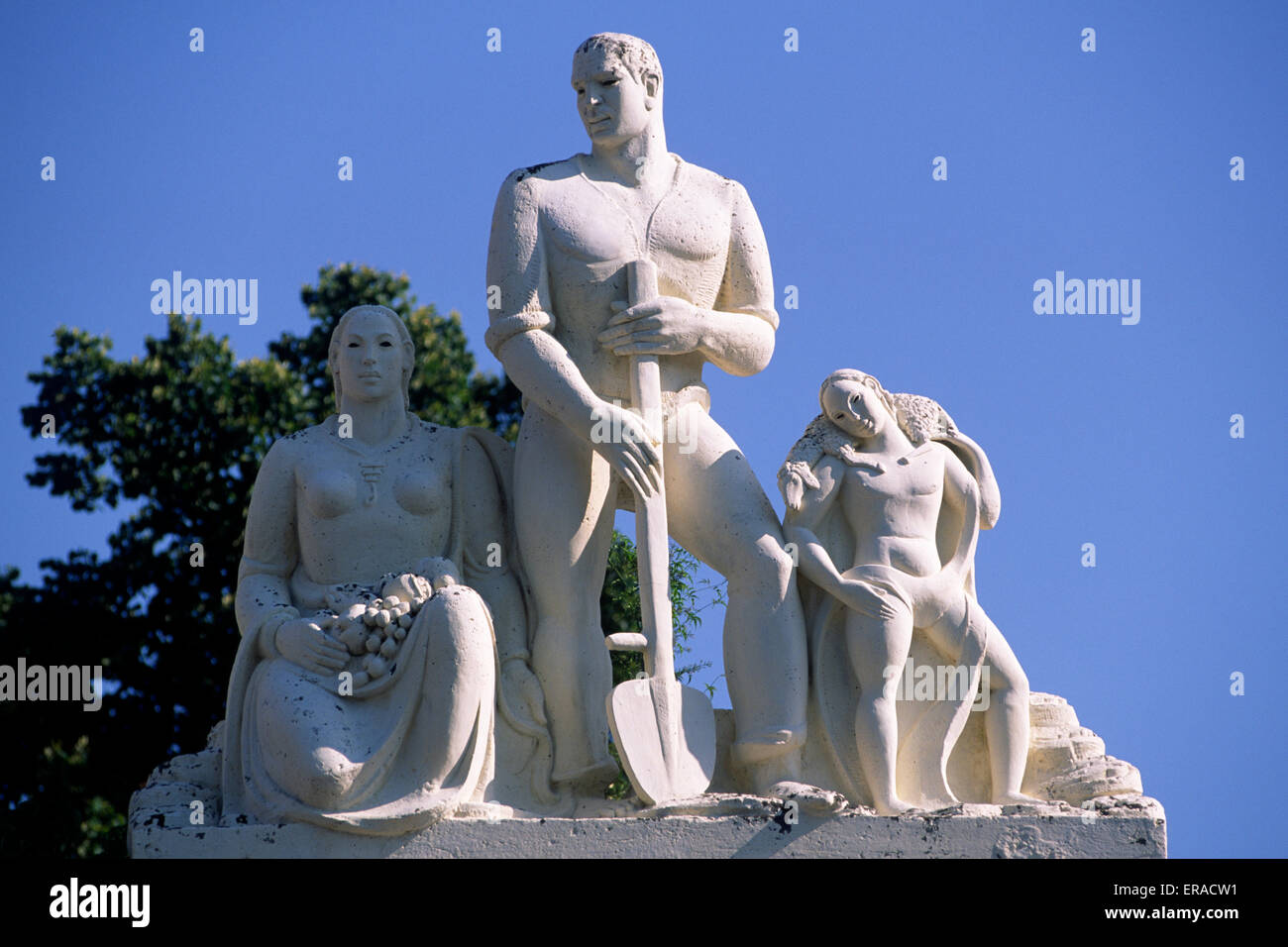 Italien, Latium, Latina, Piazza del Quadrato, faschistische Skulptur namens Famiglie Rurali (ländliche Familien) von Egisto Caldana Stockfoto