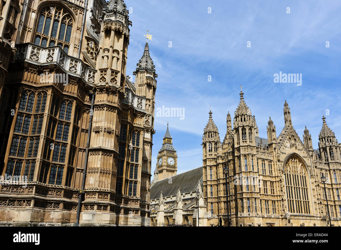 Die gotischen Stil Gebäude des Palastes von Westminster mit Big Ben in die Ferne, London, England, Vereinigtes Königreich. Stockfoto