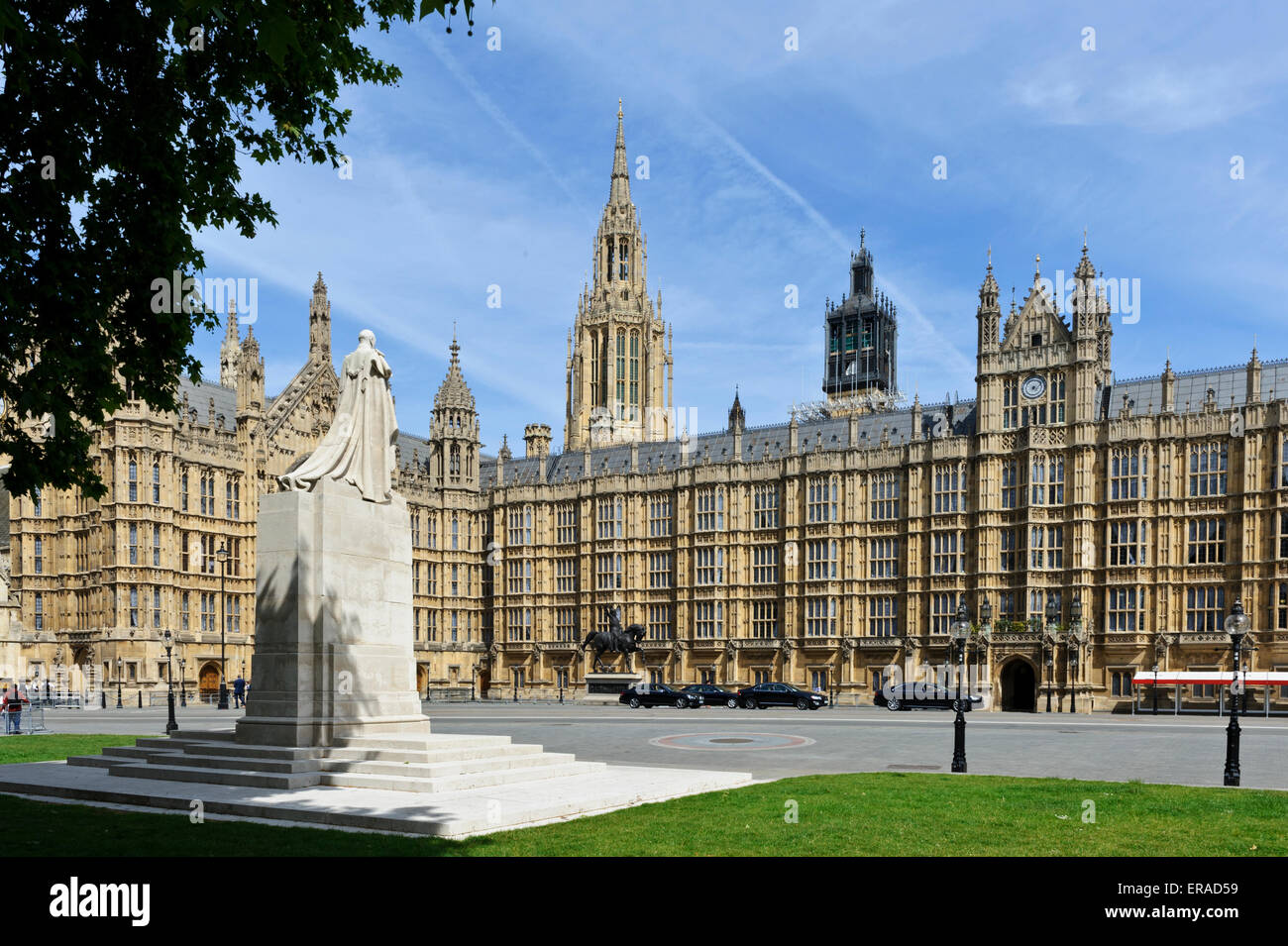 Statue von König George V mit Blick auf das Palace of Westminster, London, England, Vereinigtes Königreich. Stockfoto