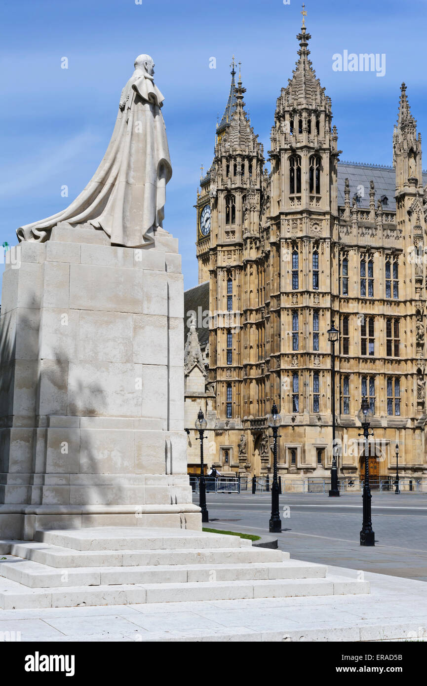 Statue von König George V mit dem Palace of Westminster in der Ferne, London, England, Vereinigtes Königreich. Stockfoto