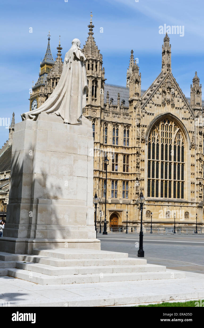 Statue von König George V mit dem Palace of Westminster in der Ferne, London, England, Vereinigtes Königreich. Stockfoto