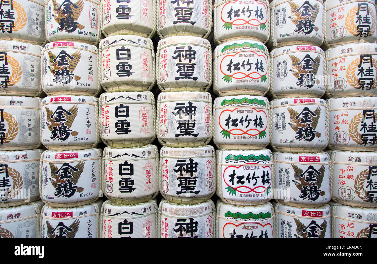 Sake-Fässer - Fässer des japanischen Reiswein ausgekleidet und gestapelt am Eingang eines Schreins in Kyoto Stockfoto