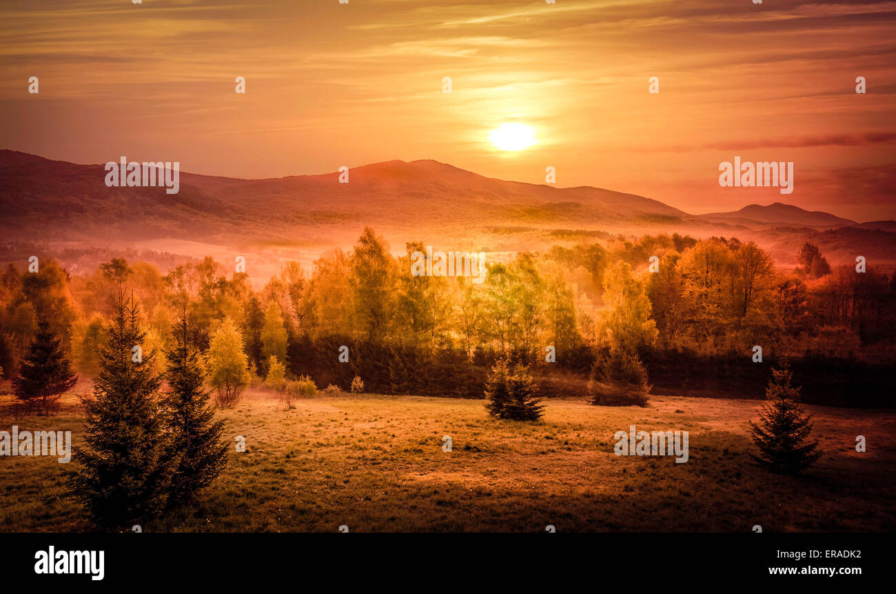 Goldenen Sonnenaufgang über Berge irgendwo in Osteuropa Stockfoto