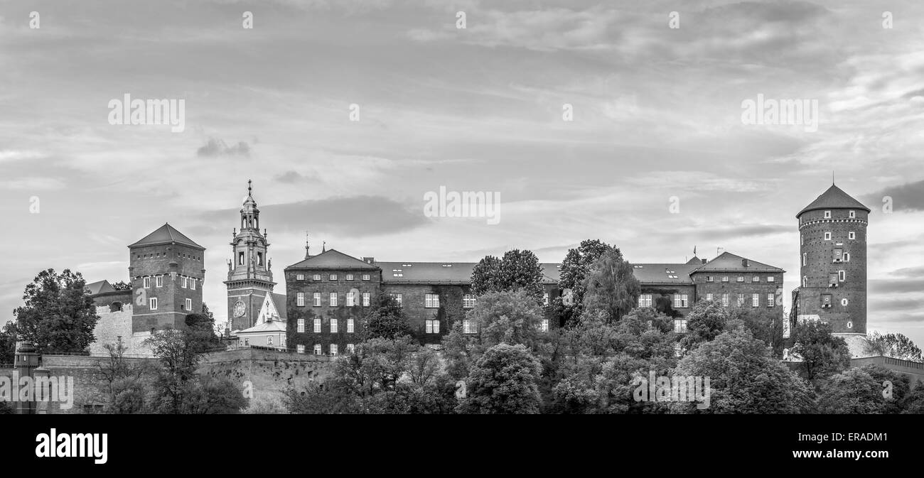B&W Panorama der antiken Königsschloss Wawel in Krakau (Krakow), Polen Stockfoto