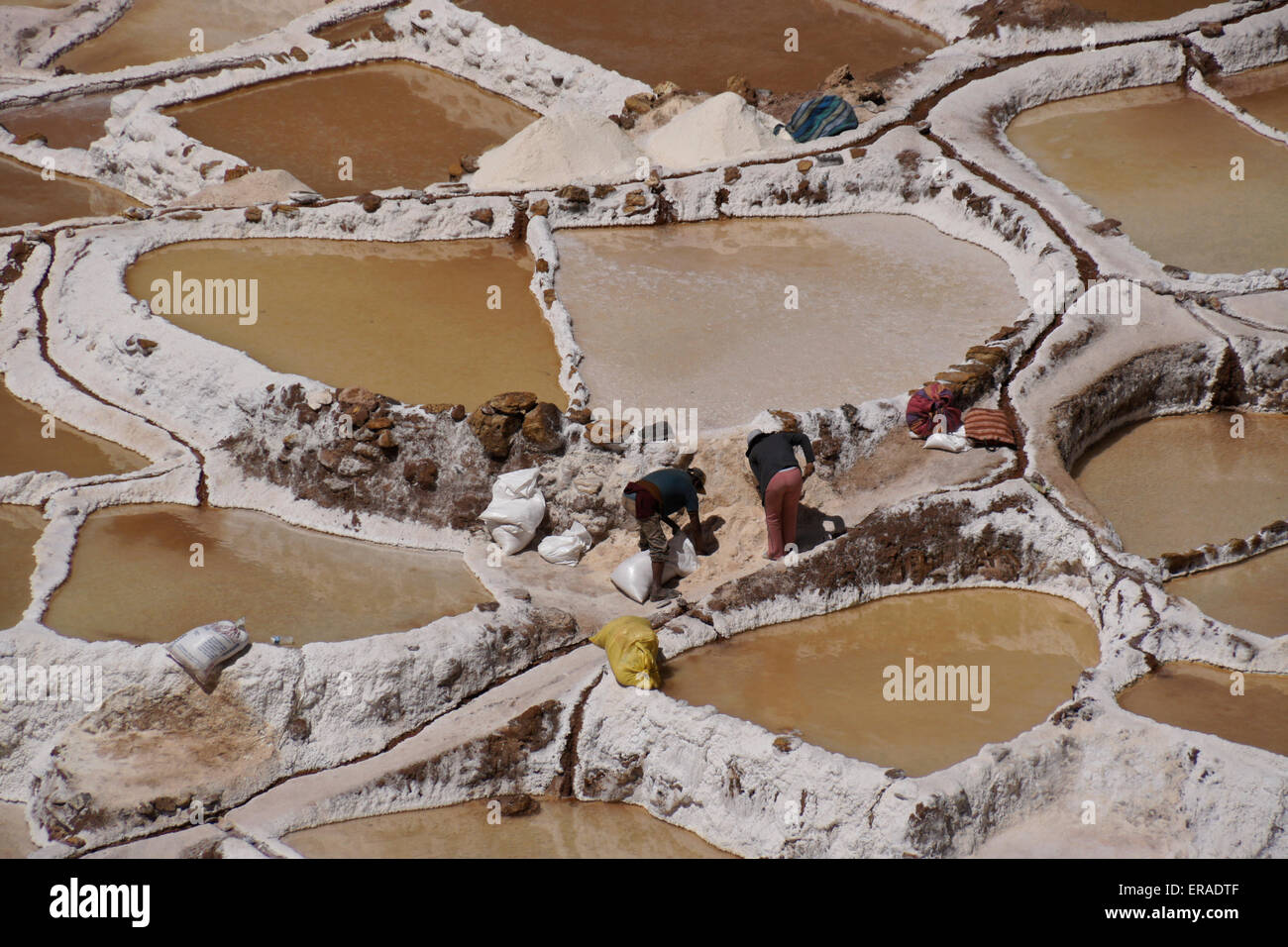 Menschen, die Arbeiten der Salinen in der Nähe von Maras, Urubamba-Tal, Peru Stockfoto