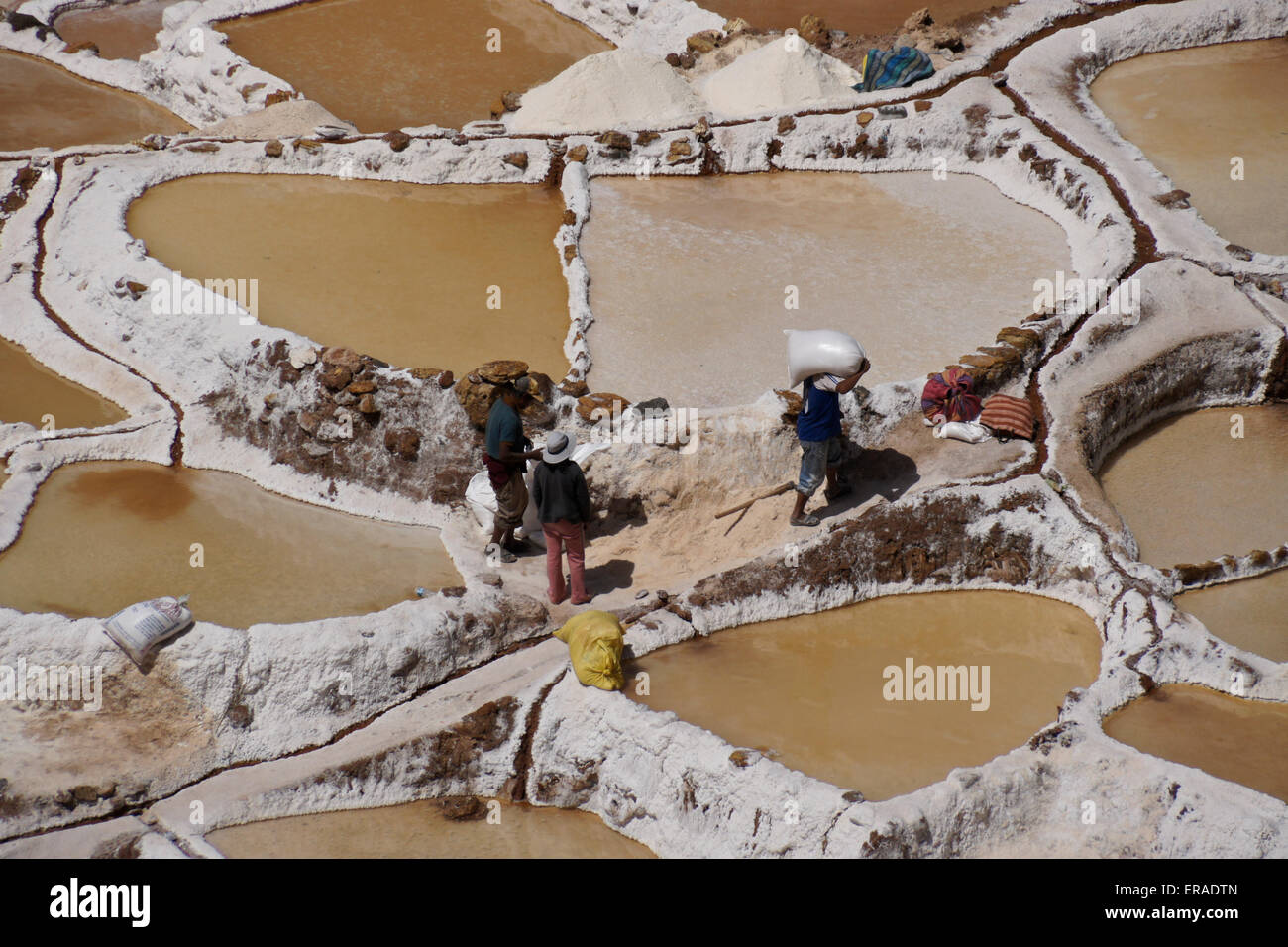 Menschen, die Arbeiten der Salinen in der Nähe von Maras, Urubamba-Tal, Peru Stockfoto