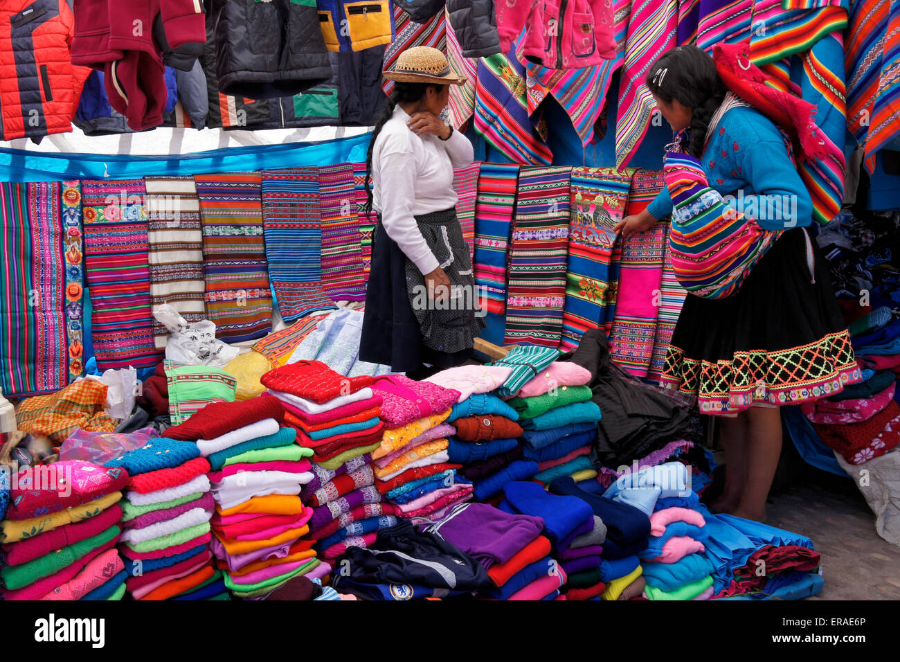Kaufen Sie verkaufen Kleidung und Textilien bei Sonntagsmarkt, Quiquijana  (in der Nähe von Cuzco), Peru Stockfotografie - Alamy