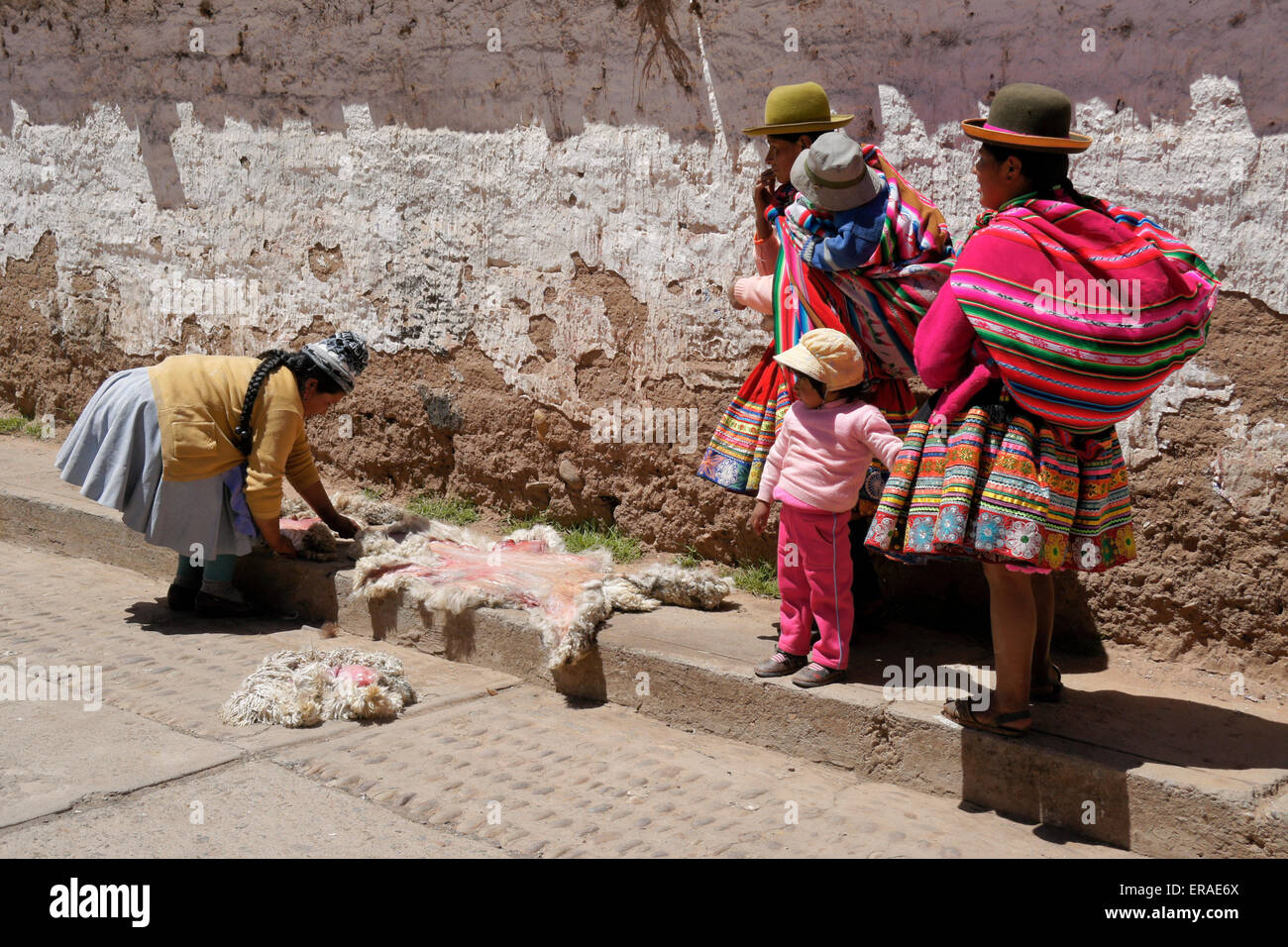 Frau verkaufen Tierhäuten auf Straße, Quiquijana (in der Nähe von Cuzco), Peru Stockfoto