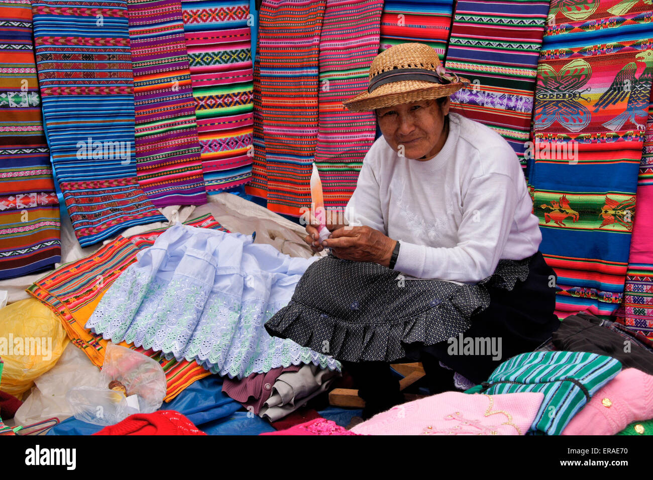 Frau mit Kleidung und Textilien bei Sonntagsmarkt, Quiquijana (in der Nähe von Cuzco), Peru Stockfoto