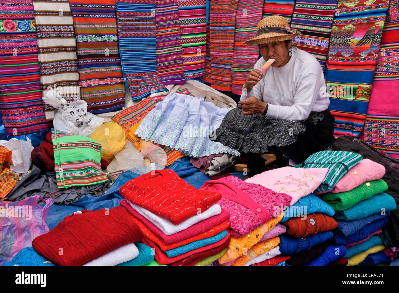 Frau mit Kleidung und Textilien bei Sonntagsmarkt, Quiquijana (in der Nähe von Cuzco), Peru Stockfoto