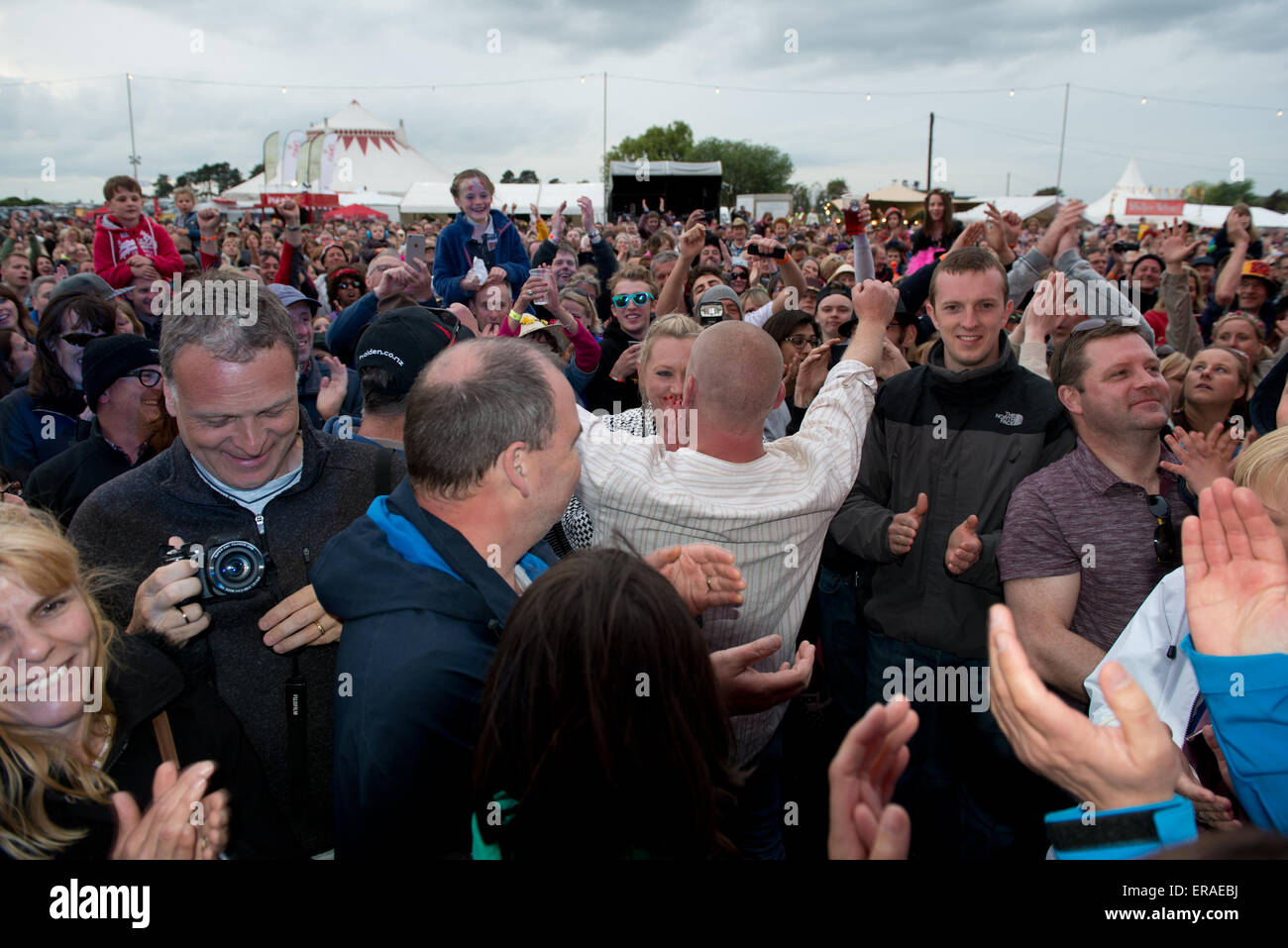 Bild von: Charlie Bryan Bild: Cheltenham Gloucestershire UK Wychwood Festival. Stuart Barber schlägt Carly Mitchell während Verkünder Auftritt vor der Hauptbühne am 2. Tag nach dem Wychwood Festival 30.05.2015 Ref: Stockfoto