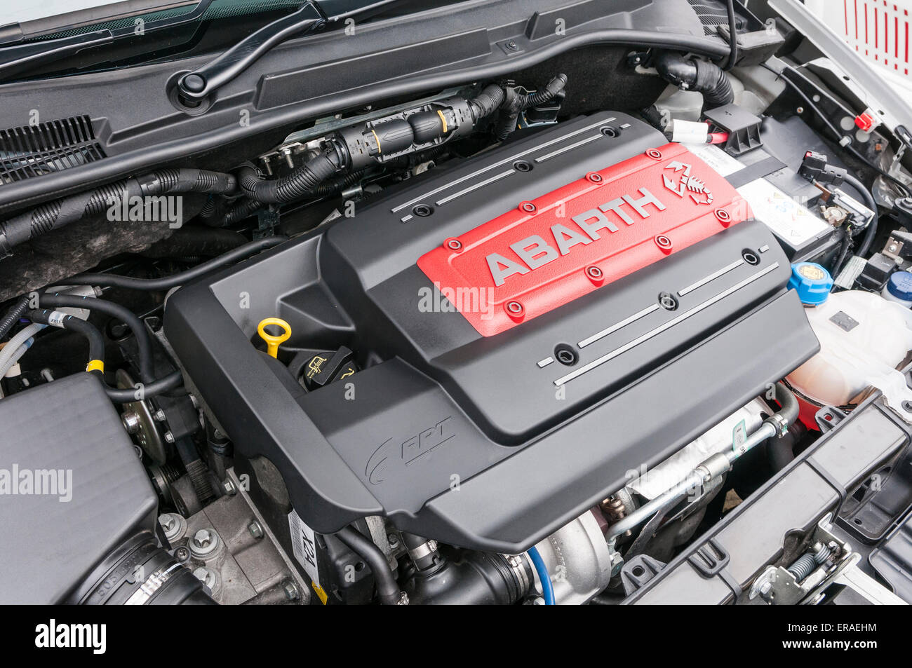 Obere Abdeckung des ein Abarth-Motor in einem Fiat 500 Abarth  Stockfotografie - Alamy