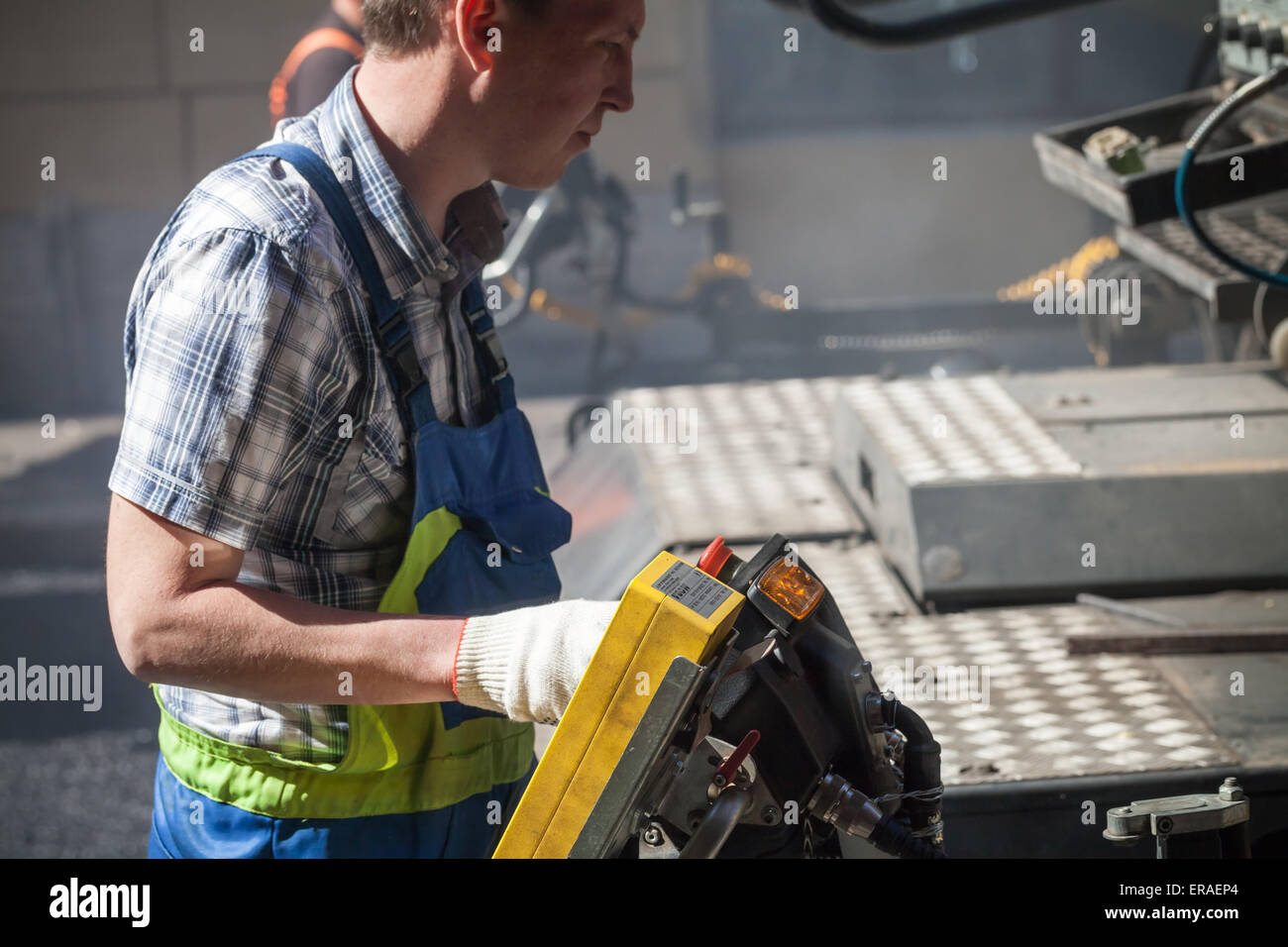 Sankt-Petersburg, Russland-30. Mai 2015: Männer bei der Arbeit, städtische Straße im Bau, Betreiber arbeitet auf ein fertiger Control Panel, se Stockfoto