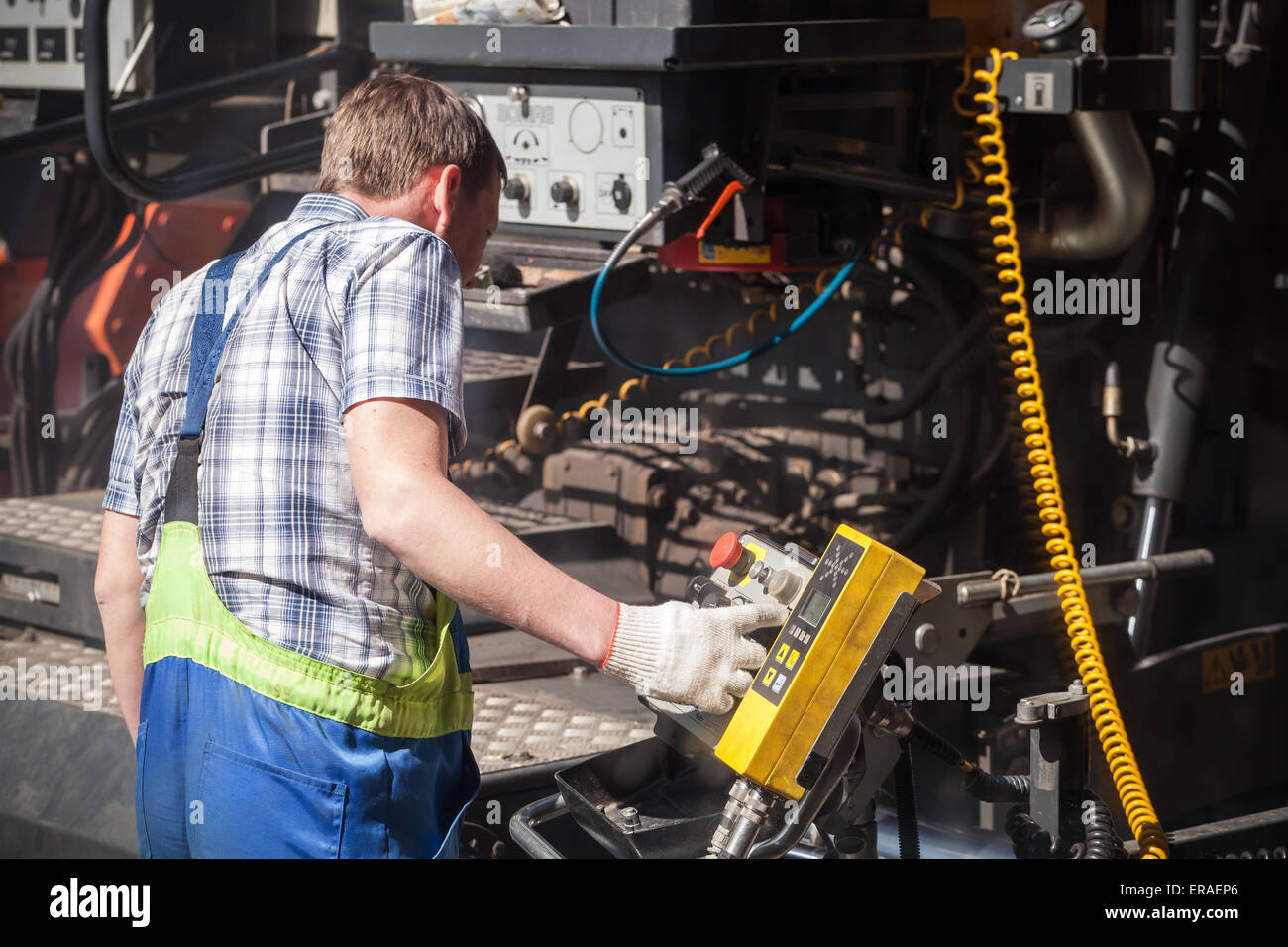Sankt-Petersburg, Russland-30. Mai 2015: Männer bei der Arbeit, städtische Straße im Bau, Betreiber arbeitet auf ein fertiger Control Panel, se Stockfoto