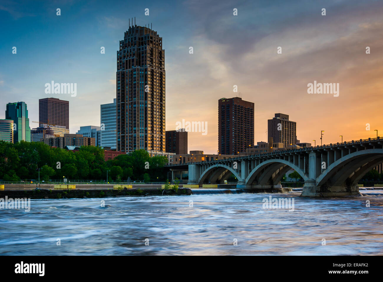 Sonnenuntergang über der Skyline von Minneapolis und Mississippi River in Minneapolis, Minnesota. Stockfoto