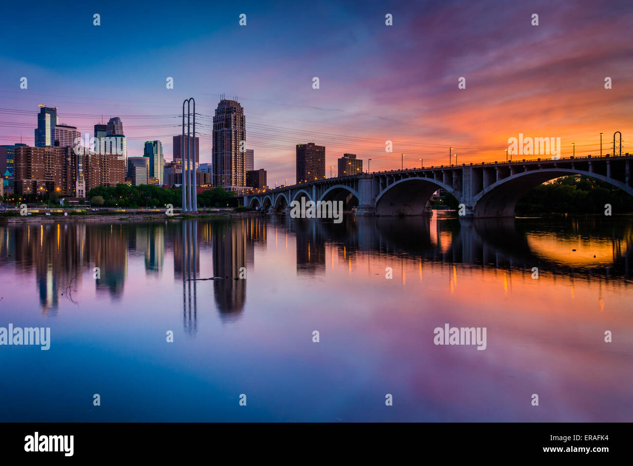 Sonnenuntergang über der Skyline von Minneapolis und Mississippi River in Minneapolis, Minnesota. Stockfoto