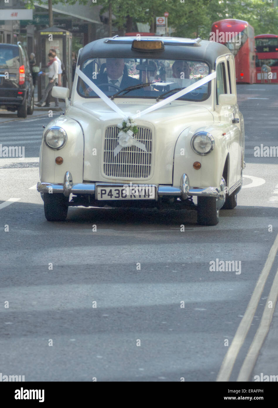 Weißes Taxi bei London Hochzeit Stockfoto