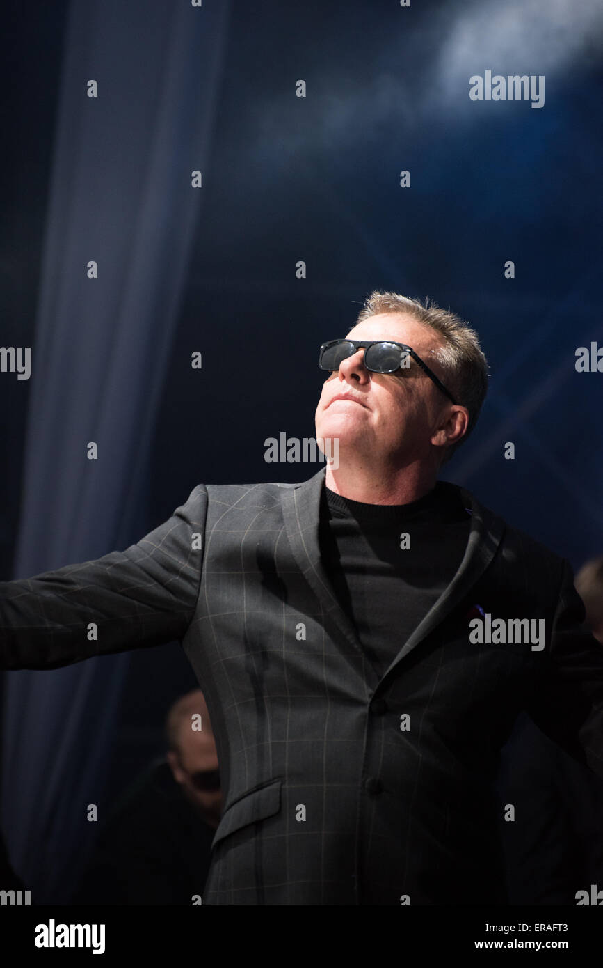 Gloucester, Großbritannien. 30. Mai 2015. Wahnsinns Spiel live im Kingsholm Stadium, Gloucester, Großbritannien als Teil ihrer Grandslam Tour - Suggs (Graham McPherson) lead-Sänger. Bildnachweis: Daniel Fisher/Alamy Live-Nachrichten Stockfoto